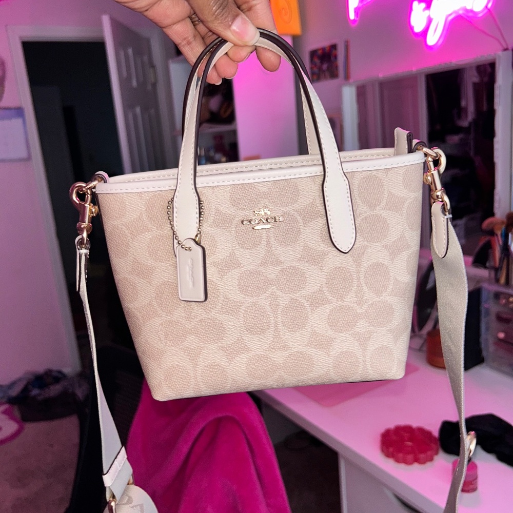Do not buy. Coach Mini City Tote